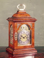 Orologio da tavolo, cassa impiallacciata in noce con montature in argento dorato, di David Hubert (fl.1714-48), c.1725